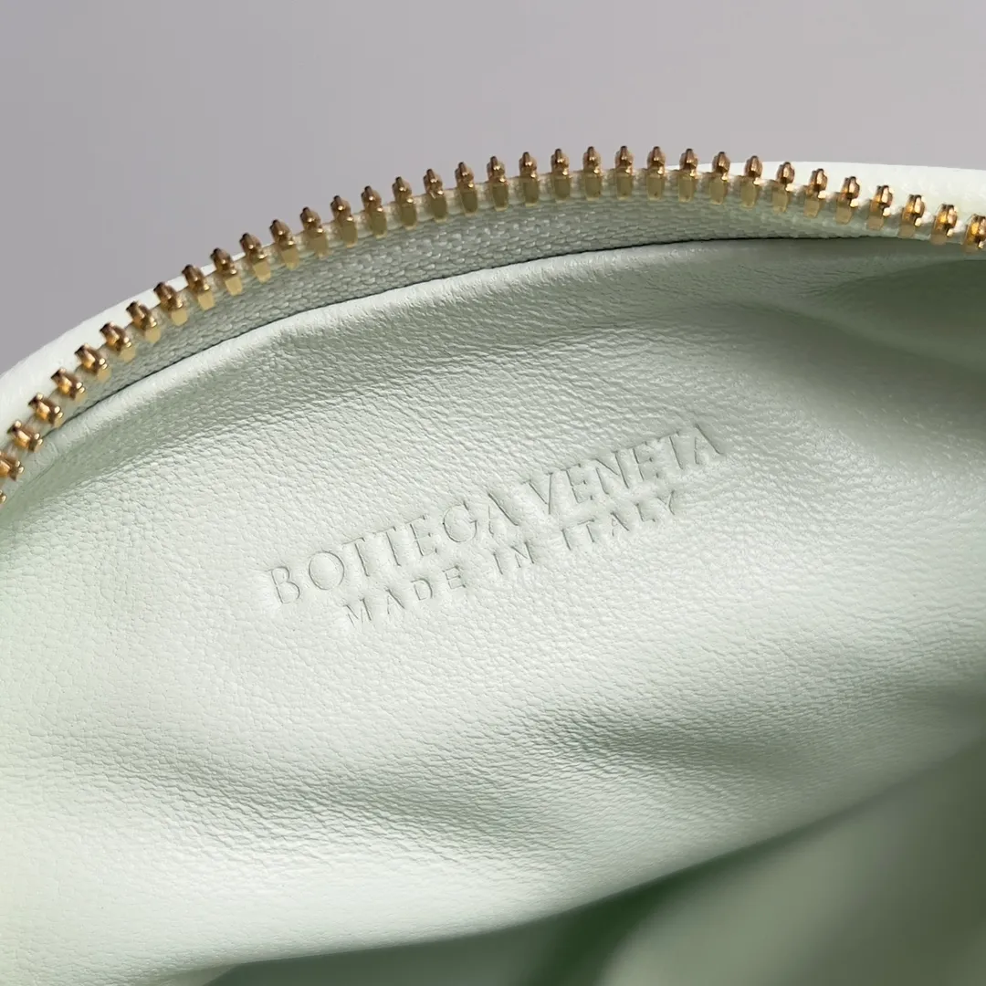 Batch 1120 Bottega veneta͙.——The latest braided and knotted hobo🔥 The top-grade lambskin leather is very soft, the bag shape is unique, practical and durable. It retains the traditional weaving elements while being a bit more flamboyant ~ Made of hand-woven sheepskin, zipper opening and closing, curved seamless structure, effortless to match. Highly recommended⚠️⚠️⚠️ The highest-end in the market🌈 Welcome to compare [Factory equipped with full package] size: 23x15x5cm.   Model: 651876